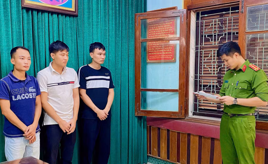 Cơ quan điều tra thi hành các Quyết định tố tụng. Ảnh: Công an tỉnh Hưng Yên