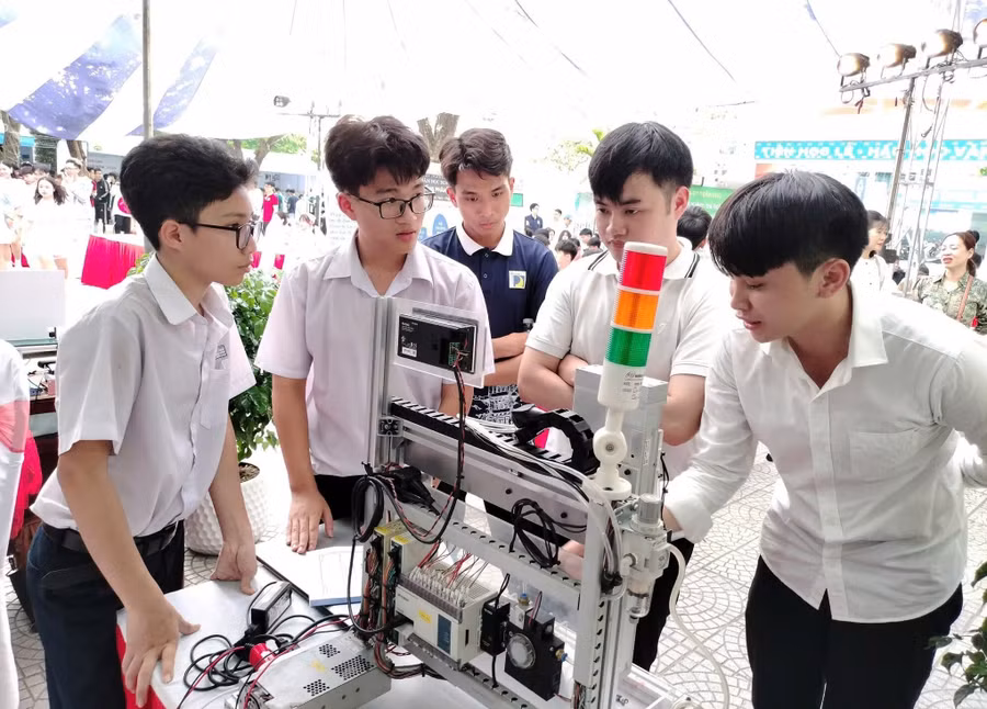 Học sinh Trường THPT Trần Phú (TP Đà Nẵng) thuyết trình sản phẩm tại hội nghị khoa học, triển lãm công nghệ. Ảnh: NTCC