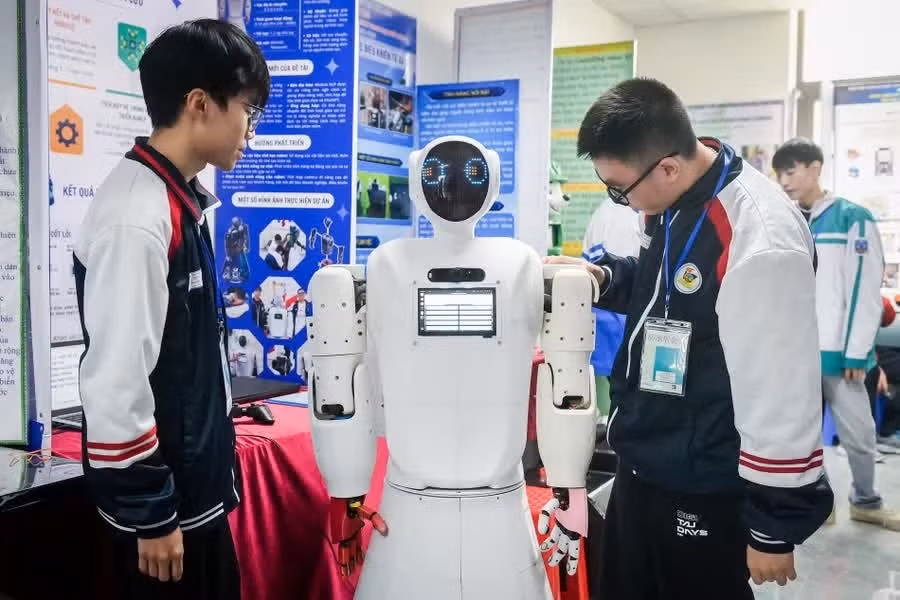 Học sinh Trường THPT B Nguyễn Khuyến bên sản phẩm Robot hình người ứng dụng trong thương mại điện tử và nhà máy số. z7413062122121-e8abfabae4605a89b40bac7bb34fa9a8.jpg