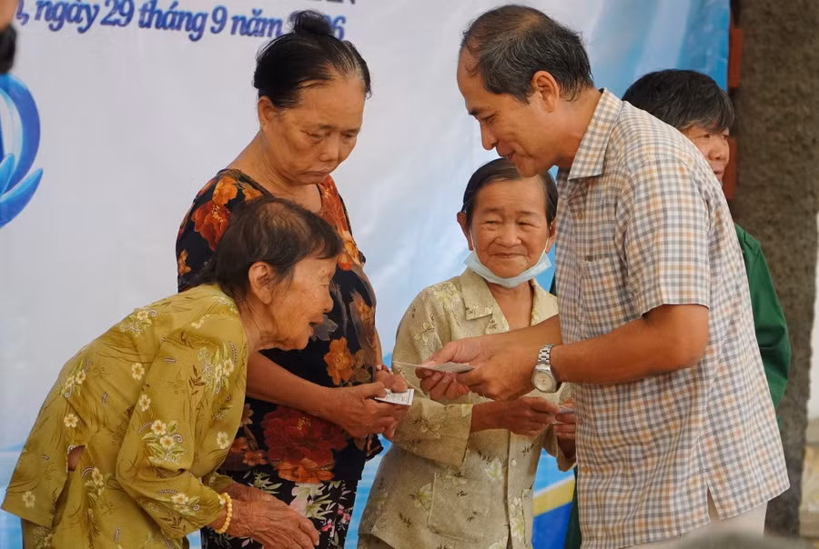 Những tấm thẻ bảo hiểm y tế được trao tận tay bệnh nhân phong.
