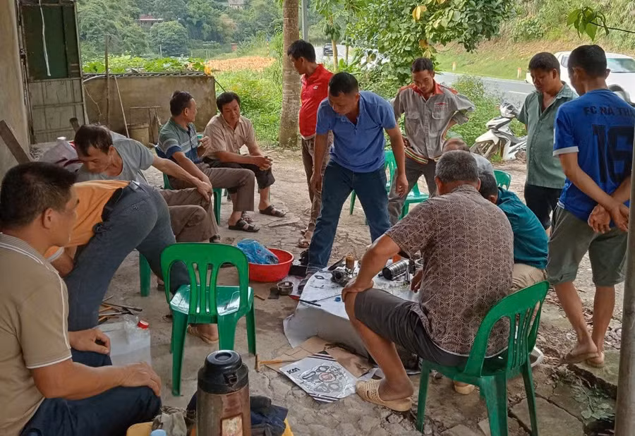 Trung tâm Giáo dục Nghề Nghiệp – Giáo dục Thường xuyên Cao Lộc (nay là Trung tâm GDNN-GDTX, Tin học và Ngoại ngữ tỉnh Lạng Sơn) tổ chức cho học viên thực hành sửa chữa máy cày. Ảnh NTCC. may-cay-1.jpg