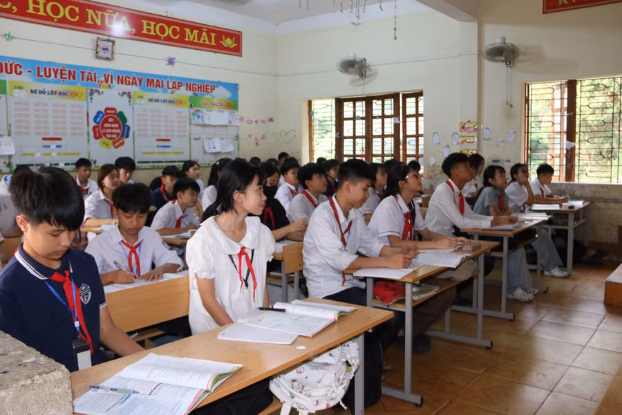 Học sinh trường THCS Chiềng Khương, xã Chiềng Khương đang lắng nghe giảng tại lớp. img-1874.jpg