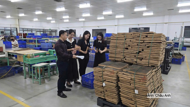 Đoàn công tác của Sở Công Thương Nghệ An làm việc với Luxshare ICT về tình hình xuất khấu và xuất xứ hàng hóa.