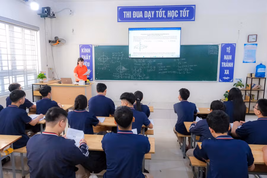 Cô trò Trường THPT Từ Sơn trong một giờ học. ts-2.jpg