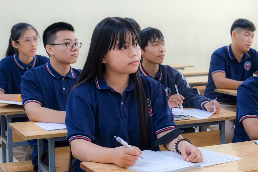 Học sinh lớp 12 trong một giờ học. ts-1.jpg