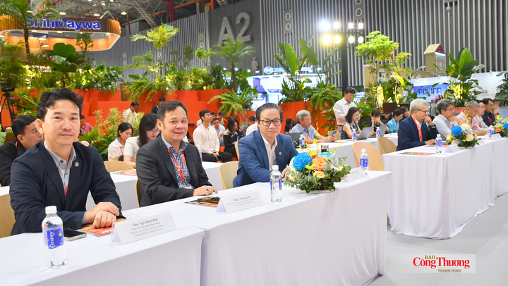 Đại biểu tham dự sự kiện.