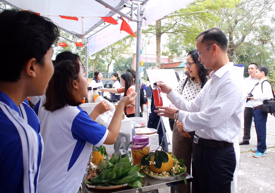 Tiến sĩ Nguyễn Viết Huy - Phó Trưởng phòng Giáo dục phổ thông (Sở GD&ĐT tỉnh Hưng Yên) tại ngày hội STEM Trường THPT Vũ Tiên. dua-giao-duc-stem-vao-thuc-chat-4.jpg