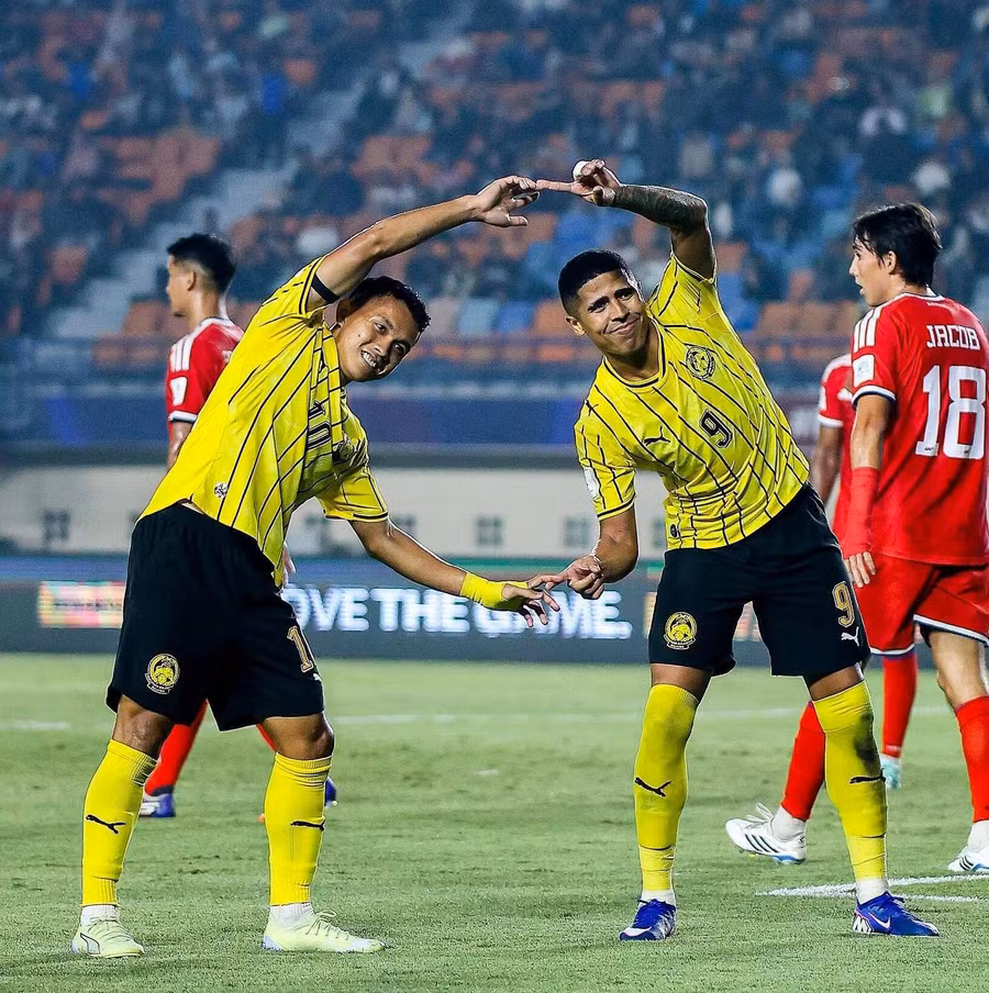 Các cầu thủ Malaysia ăn mừng vì tưởng đã vào chung kết khi thắng Singapore 6-0 ở lượt cuối bảng A FIFA ASEAN Cup 2026 tối 1/10. Ảnh: MalaysiaNT. malay-2.jpg