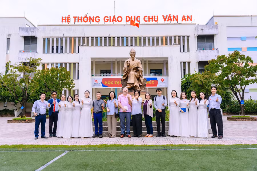 Các đơn vị, đối tác chụp ảnh lưu niệm trước sân trường. chu-van-an-10.jpg