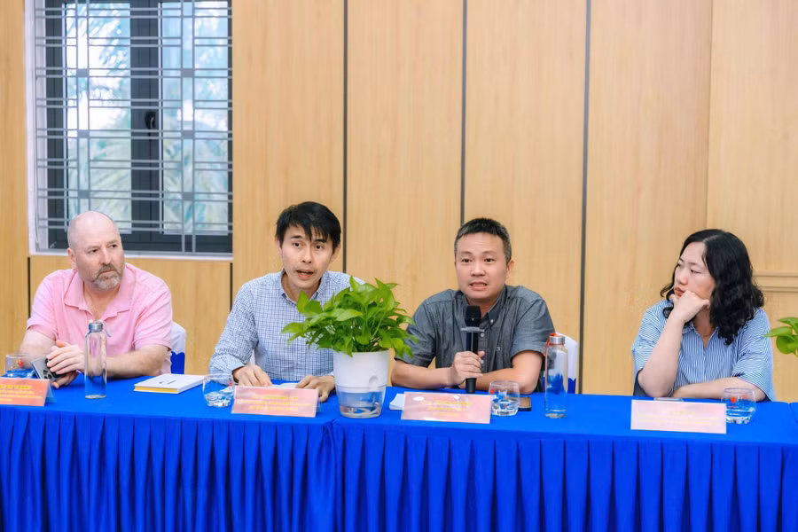 Đại diện các đơn vị, đối tác trao đổi về chuyên môn. chu-van-an-12.jpg