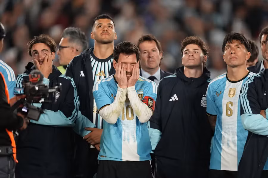 Lionel Messi xúc động khi nói lời giã từ đội tuyển quốc gia Argentina hôm 7/10. Ảnh: AP. messi-2.png