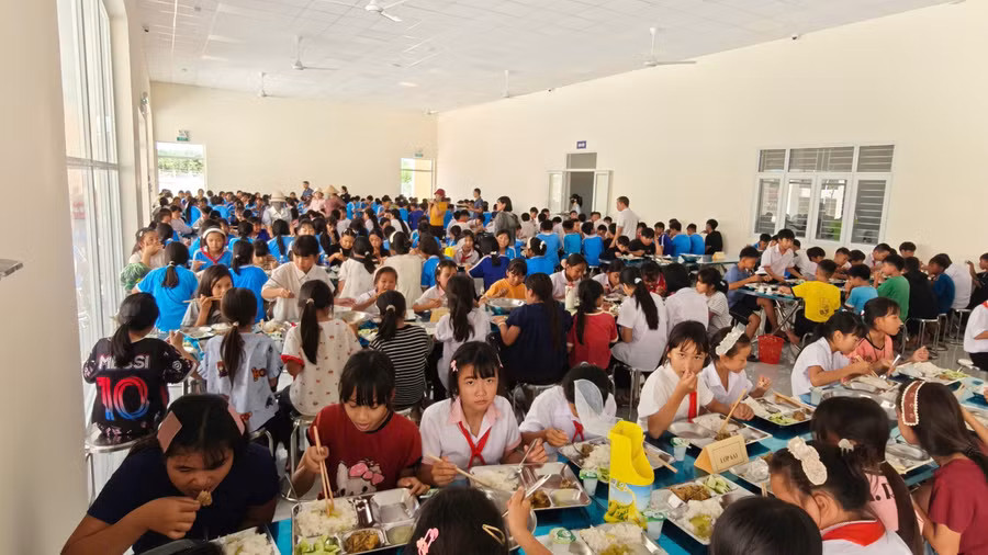 Bữa cơm trưa của học sinh Trường PTNT TH&THCS Ea Rốk. (Ảnh: T.H)