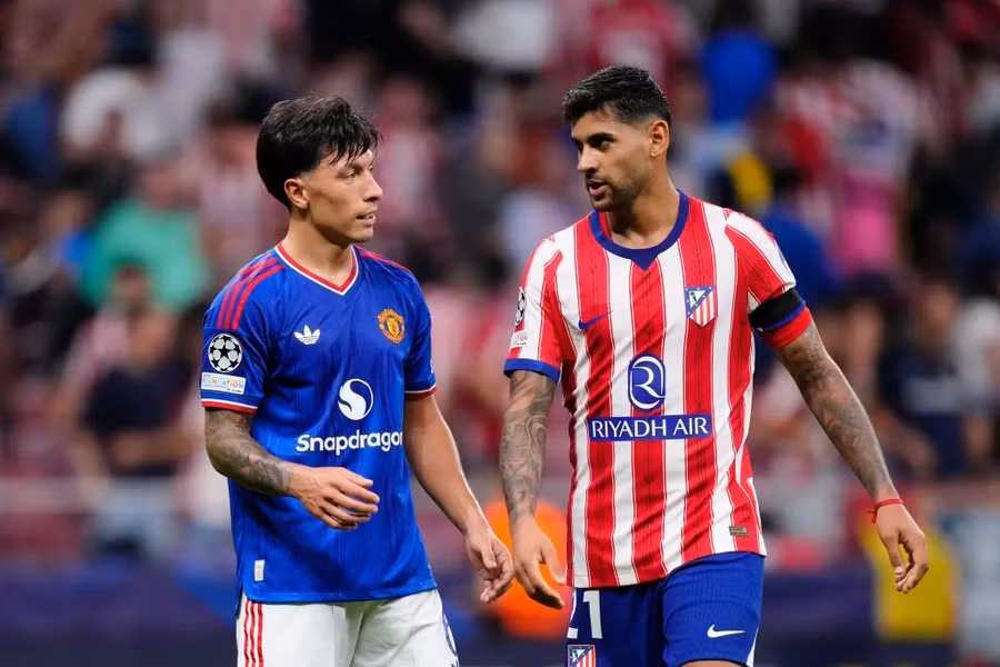 Man Utd đã phạt tiền và buộc trung vệ Lisandro Martinez (trái) xin lỗi vì chỉ trích lãnh đạo đội bóng. Ảnh: Getty. man-utd.png