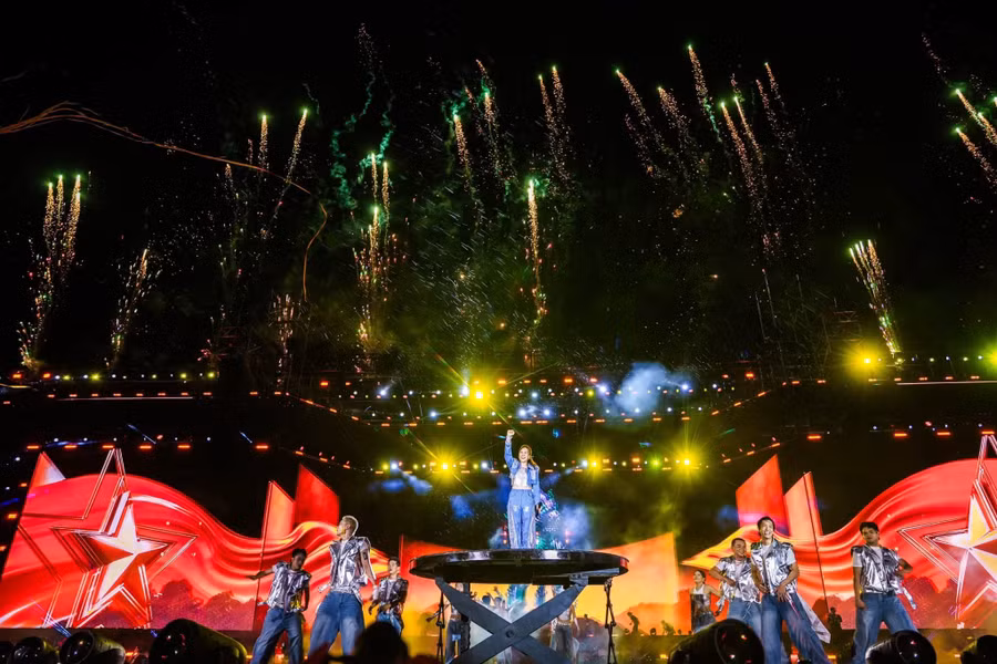 “See The Light” là concert cá nhân của ca sĩ Mỹ Tâm ghi nhận lượng khán giả kỷ lục với 40.000 người xem. con-sot-concert-3.jpg