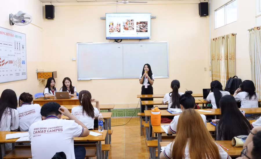 Sinh viên BDU Cà Mau thực hành môn tiếng Anh chuyên ngành.