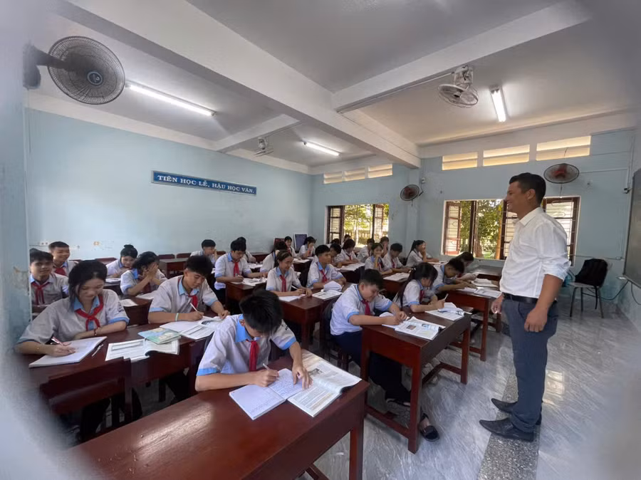 Thầy Trần Công Nhật cùng học sinh trong giờ học tại Trường THCS Phạm Văn Đồng (TP Huế).