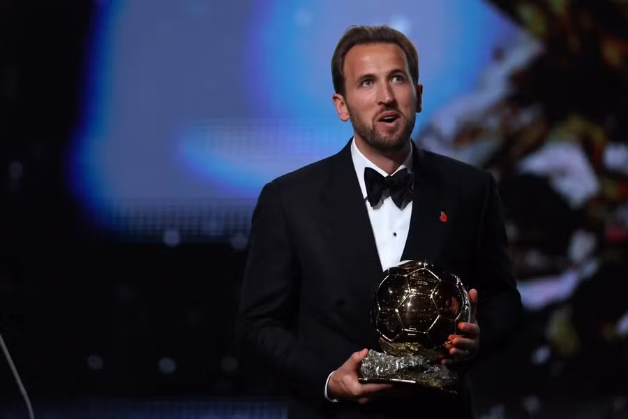 Tiền đạo Harry Kane nhận danh hiệu Quả bóng Vàng 2026. Ảnh: AFP. qbv2026.jpg