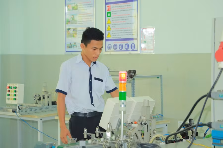 Thời gian học cũng được sắp xếp linh hoạt theo ca sáng, ca chiều hoặc mở rộng giờ xưởng thực hành để học viên vừa hoàn thành bài vở vừa có thời gian lao động. de-tai-7311.jpg