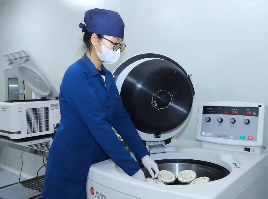 Nghiên cứu khoa học ở Học viện Nông nghiệp Việt Nam.