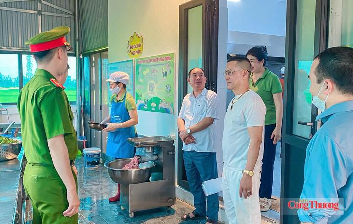 Bên cạnh tăng cường kiểm tra, xử lý vi phạm, công tác tuyên truyền về vệ sinh an toàn thực phẩm cũng được chú trọng. Ảnh: Trung Hiếu