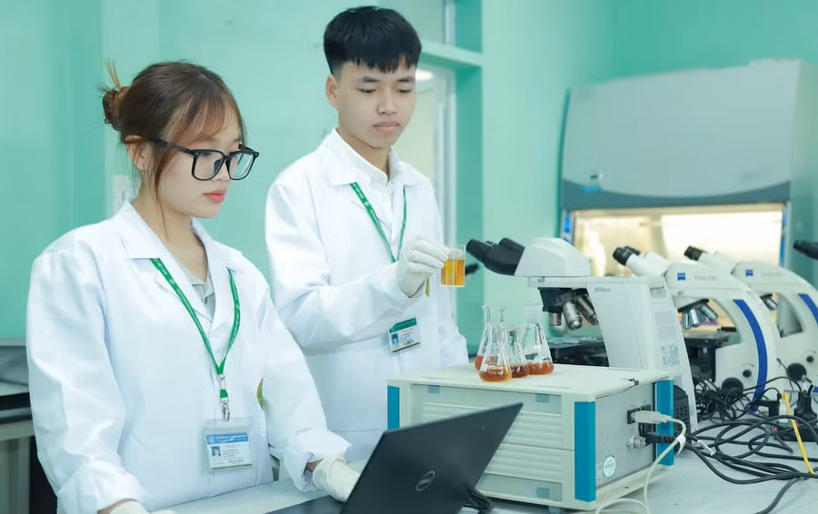 Sinh viên Học viện Nông nghiệp Việt Nam thực hành trong phòng thí nghiệm. nckhjpg7.jpg