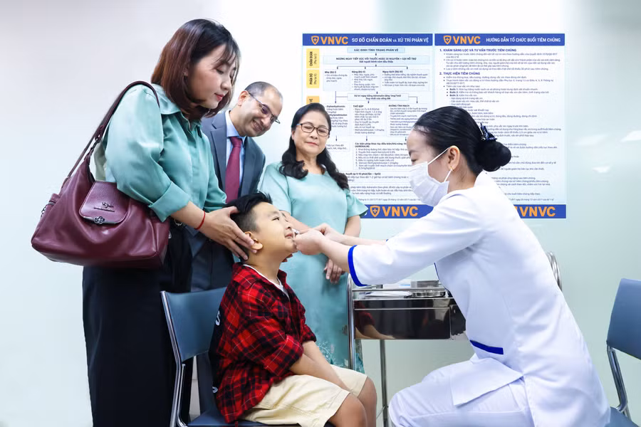 Do virus cúm liên tục đột biến, trẻ cần được chủng ngừa nhắc lại mỗi năm. khach-tiem-dau-tien.jpg