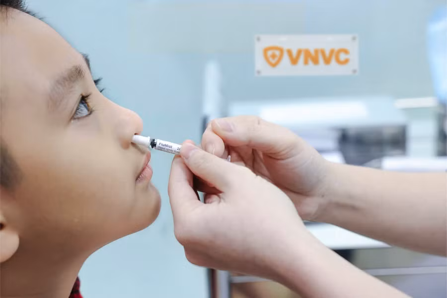 Trẻ em ở lứa tuổi mầm non và tiểu học có nguy cơ mắc bệnh rất cao do sinh hoạt tập thể.